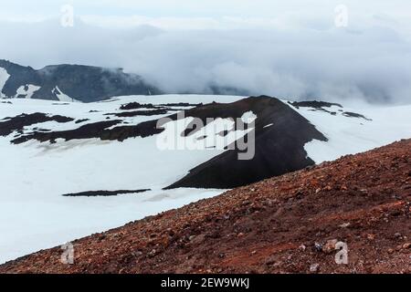 Schneebedeckte und neblige weiße Landschaft am Fimmvorduhals Wanderweg in Island Stockfoto