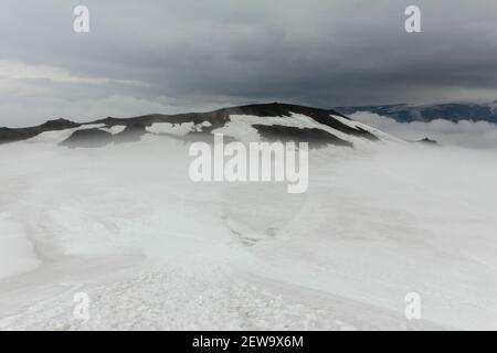 Schneebedeckte und neblige weiße Landschaft am Fimmvorduhals Wanderweg in Island Stockfoto