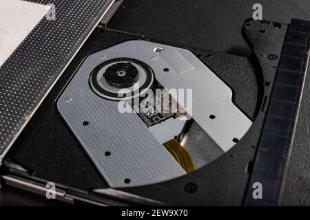 Das Innere des CD-Lesegeräts. Ein Lasermechanismus zum Lesen von CDs. Dunkler Hintergrund. Stockfoto