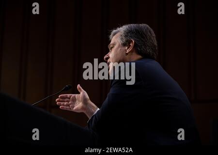 Washington DC, USA. März 2021, 02nd. Der FBI-Direktor der USA, Christopher Wray, bezeugte am 2. März 2021 bei einer Anhörung vor dem Justizausschuss des Senats auf dem Capitol Hill in Washington, DC, USA. Christopher Wray sagte am Dienstag, dass die Strafverfolgungsbehörde den tödlichen Aufstand des Kapitols vom 6. Januar durch die Anhänger des ehemaligen Präsidenten Donald Trump als innenpolitischen Terrorismus einstuft. (Graeme Jennings/Pool via Xinhua) Quelle: Xinhua/Alamy Live News Stockfoto