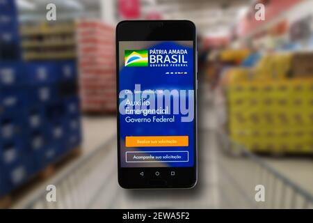 Bahia/Brasilien - 02/03/2021: Brasilianische Regierung Nothilfe für Caixa Bank App.. Text: Nothilfe für Arbeitnehmer. Stockfoto