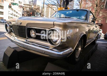 Atlanta, GA USA - 03 07 20: Downtown Atlanta Georgia plymouth Auto auf dem Display altes Auto vorne Mint Stockfoto