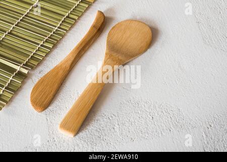 Sushi-Werkzeuge. Bamboo susi Rollensatz. Stockfoto