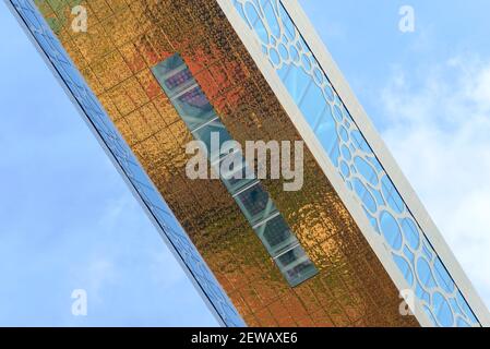 Glasbrücke des Dubai Frame Gebäudes von unten. Früher bekannt als Al Berwaz Tower im Zabeel Park in Dubai. Goldener Rahmen. Transparente Glasbrücke. Stockfoto