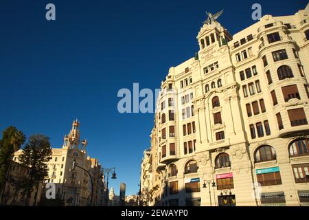 Februar 2021. Valencia, Spanien. Panoramabild der Straße Marqués de Sotelo in Valencia, in der das Union-Gebäude und der Fenix zu sehen sind Stockfoto