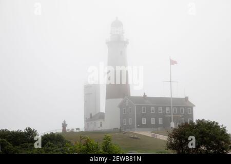 Ein wolkiger Blick auf den Montauk Point Leuchtturm bedeckt Mit Nebel in Montauk NY auf der South Fork of Long Island USA Stockfoto