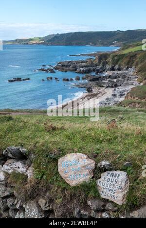 Die Schilder „Respect Our Ocean“ und „Take Your Dull Home“ sind angebracht Strand in South Devon Stockfoto