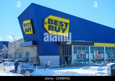 Ottawa, Ontario, Kanada - 25. Februar 2021: Ein Best Buy Einzelhandelsgeschäft im Kanata Centrum, einem plaza in Ottawa's westlichen Vororten. Stockfoto