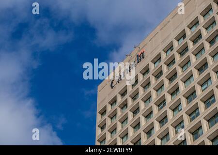 Ottawa, Ontario, Kanada - 6. Februar 2021: Ein oberer Teil des Nordturms beim Canadian National Defence Headquarters (NDHQ) zeigt den Wortmar Stockfoto