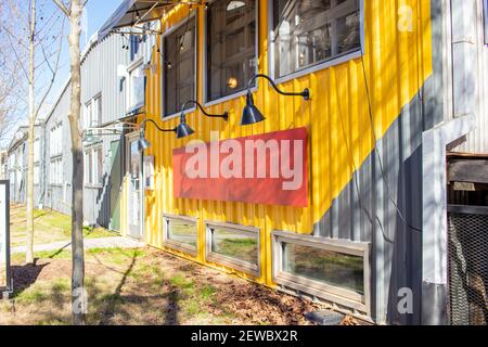 Ladenfassade mit den Farben des Jahres 2021 Stockfoto