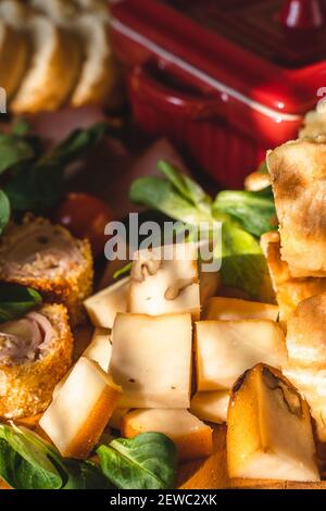 Nahaufnahme von frisch geschnittenem Käse Ziegeln Lebensmittel Stücke auf Der Tisch Vorspeise bereit, Scheiben zu essen Stockfoto