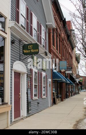 Das historische Exeter, New Hampshire hat eine kleine, aber belebte Innenstadt. Hier befinden sich historische Häuser sowie die Phillips Exeter Academy, ein elitärer Privatboardi Stockfoto