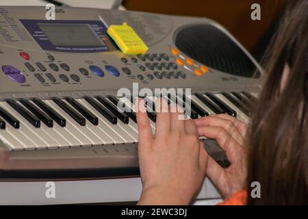 Junges Mädchen spielen elektronische Klavier mit Post-it-Noten zu lernen Stockfoto