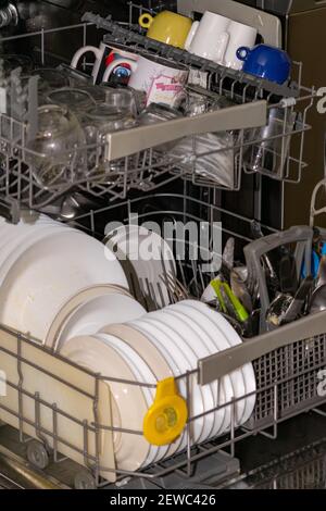 Beladete Maschine für Geschirrspüler Stockfoto