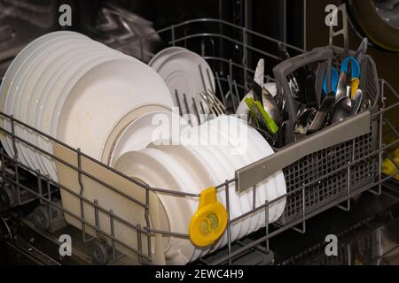 Beladete Maschine für Geschirrspüler Stockfoto