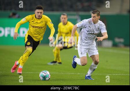 Mönchengladbach, Deutschland. März 2021, 2nd. Der Dortmunder Jadon Sancho (L) siedet mit Stefan Lainer aus Mönchengladbach beim Viertelfinalspiel des Deutschen Pokals zwischen Borussia Mönchengladbach und Borussia Dortmund am 2. März 2021 in Mönchengladbach. Quelle: Ulrich Hufnagel/Xinhua/Alamy Live News Stockfoto