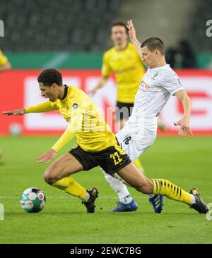 Mönchengladbach, Deutschland. März 2021, 2nd. Jude Bellingham (L) aus Dortmund siecht mit Stefan Lainer aus Mönchengladbach beim Viertelfinalspiel zwischen Borussia Mönchengladbach und Borussia Dortmund in Mönchengladbach am 2. März 2021. Quelle: Ulrich Hufnagel/Xinhua/Alamy Live News Stockfoto