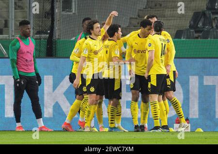 Mönchengladbach, Deutschland. März 2021, 2nd. Dortmunder Spieler feiern den Torreigen beim Viertelfinale des Deutschen Pokals zwischen Borussia Mönchengladbach und Borussia Dortmund am 2. März 2021 in Mönchengladbach. Quelle: Ulrich Hufnagel/Xinhua/Alamy Live News Stockfoto