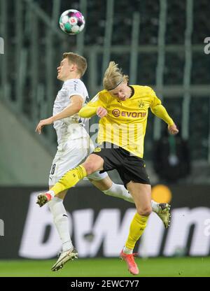 Mönchengladbach, Deutschland. März 2021, 2nd. Erling Haaland(R) aus Dortmund steht vor Matthias Ginter aus Mönchengladbach beim Deutschen Cup-Viertelfinale zwischen Borussia Mönchengladbach und Borussia Dortmund am 2. März 2021 in Mönchengladbach. Quelle: Ulrich Hufnagel/Xinhua/Alamy Live News Stockfoto