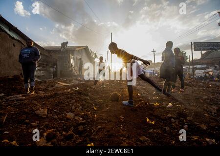 Nairobi, Kenia. März 2021, 01st. Kinder spielen bei der Zwangsräumung von Bewohnern in den Slums von Kibera auf der Straße.einer der größten Slums Afrikas sieht sich derzeit wegen der Zwangsräumungen über den laufenden Bau von Straßen und Eisenbahnlinien durch die Gov't mit der Absicht, den Verkehr in Nairobi zu lindern, mit Tuffzeiten konfrontiert. Kibera Slum ist die Heimat von mehr als 1,5 Millionen kenianischen Bürgern. Kredit: SOPA Images Limited/Alamy Live Nachrichten Stockfoto