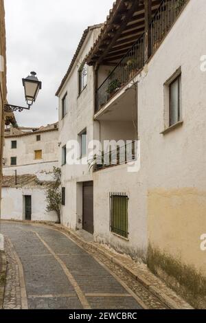 Enge alte Straße der Stadt Chinchon in der Nähe von Madrid, Spanien Stockfoto