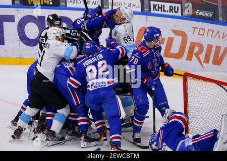 Sankt Petersburg, Russland. März 2021, 02nd. SKA Hockey Club Spieler, Vasily Podkolzin (92) und Dinamo Minsk Hockey Club Spieler, Zach Mitchell (59) in Aktion während der Kontinental Hockey League, Playoffs, 1/4 Finale der Western Conference of the Gagarin Cup, KHL 2020/21 zwischen SKA Sankt Petersburg und Dinamo Minsk im Ice Sports Palace.(Endstand; SKA Sankt Petersburg 4:2 Dinamo Minsk) Credit: SOPA Images Limited/Alamy Live News Stockfoto