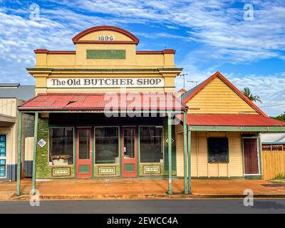 Fassade der Alten Metzgerei, erbaut von 1896 bis 1902. Es umfasst die Formar gemauerte Metzgerei und ein angrenzendes Holzgeschäft. In Childers, Bundaber Stockfoto