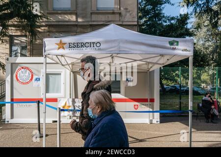 Mailand, Lombardei, Italien. Februar 2021, 25th. Ältere Menschen gehen am Eingang der Gesundheitseinrichtung vorbei.die Impfkampagne gegen Covid-19 für Menschen über 80 Jahren findet am neuen Zentrum für Impfstoffe gegen Covid-19 statt, das im Militärkrankenhaus im Bezirk Baggio eingerichtet wurde. Mehr als zehntausend Impfungen wurden bereits verteilt, wodurch Pfizer/BioNTech an über 80-jährige und AstraZeneca an nicht-Krankenhausmitarbeiter vergeben wurden. Kredit: Valeria Ferraro/SOPA Images/ZUMA Wire/Alamy Live Nachrichten Stockfoto