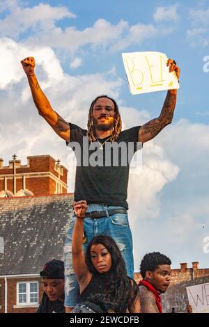 Columbus, Ohio, USA. 5th. Juni 2020. Demonstranten, die Black Lives unterstützen, fahren während der Demonstration durch die Straßen.Demonstranten gegen Polizeibrutalität treffen sich im Staatlichen Haus von Ohio zu einer Kundgebung und marschieren durch die Innenstadt von Columbus. Kehren Sie zum Ohio State House zurück, um sich wieder zu versammeln und dann entscheiden sich eine kleinere Anzahl von Demonstranten absichtlich dafür, die 10pm Ausgangssperre zu brechen, die in der Stadt verhängt wurde. Die Polizei von Columbus verhaftete vor dieser Nacht Menschenmengen nach der Ausgangssperre und teilte ihnen die Möglichkeit, nach der Ausgangssperre weiterhin zu protestieren. (Bild: © Stephen Zenner/SOPA Bilder via ZUMA Stockfoto