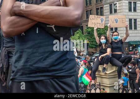 Columbus, Ohio, USA. 5th. Juni 2020. Frauen halten Plakate zur Unterstützung der Black Lives Matter an der Rotunde des Ohio Statehouse während der Demonstration.Demonstranten gegen Polizeibrutalität treffen sich im Ohio Statehouse zu einer Kundgebung und marschierten durch die Innenstadt von Columbus, Kehren Sie zum Ohio State House zurück, um sich wieder zu versammeln und dann entscheiden sich eine kleinere Anzahl von Demonstranten absichtlich dafür, die 10pm Ausgangssperre zu brechen, die in der Stadt verhängt wurde. Die Polizei von Columbus verhaftete vor dieser Nacht Menschenmengen nach der Ausgangssperre und teilte ihnen die Möglichkeit, nach der Ausgangssperre weiterhin zu protestieren. (Bild: © St Stockfoto