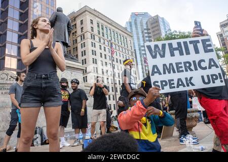 Columbus, Ohio, USA. 5th. Juni 2020. Frau übersetzt während des Protestes mit amerikanischer Gebärdensprache.Demonstranten gegen Polizeibrutalität treffen sich im Staatlichen Haus von Ohio zu einer Kundgebung und marschierten durch die Innenstadt von Columbus, Kehren Sie zum Ohio State House zurück, um sich wieder zu versammeln und dann entscheiden sich eine kleinere Anzahl von Demonstranten absichtlich dafür, die 10pm Ausgangssperre zu brechen, die in der Stadt verhängt wurde. Die Polizei von Columbus verhaftete vor dieser Nacht Menschenmengen nach der Ausgangssperre und teilte ihnen die Möglichkeit, nach der Ausgangssperre weiterhin zu protestieren. Kredit: Stephen Zenner/SOPA Images/ZUMA Wire/Alamy Live Nachrichten Stockfoto