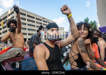 Columbus, Ohio, USA. 5th. Juni 2020. Demonstranten sitzen fahren durch die Straßen und heben ihre Fäuste in Solidarität mit Black Lives Matter.Demonstranten gegen Polizeibrutalität treffen sich im Ohio State House zu einer Kundgebung und marschierten durch die Innenstadt von Columbus, Kehren Sie zum Ohio State House zurück, um sich wieder zu versammeln und dann entscheiden sich eine kleinere Anzahl von Demonstranten absichtlich dafür, die 10pm Ausgangssperre zu brechen, die in der Stadt verhängt wurde. Die Polizei von Columbus verhaftete vor dieser Nacht Menschenmengen nach der Ausgangssperre und teilte ihnen die Möglichkeit, nach der Ausgangssperre weiterhin zu protestieren. (Bild: © Stephen Zenner/SO Stockfoto