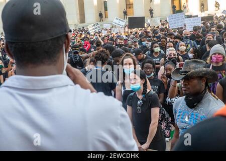 Columbus, Ohio, USA. 5th. Juni 2020. Ramone Beedles spricht die Menge der Demonstranten an, die die Black Lives Matter vor dem Ohio Statehouse unterstützen.Demonstranten gegen Polizeibrutalität treffen sich im Ohio Statehouse zu einer Kundgebung und marschierten durch die Innenstadt von Columbus, Kehren Sie zum Ohio State House zurück, um sich wieder zu versammeln und dann entscheiden sich eine kleinere Anzahl von Demonstranten absichtlich dafür, die 10pm Ausgangssperre zu brechen, die in der Stadt verhängt wurde. Die Polizei von Columbus verhaftete vor dieser Nacht Menschenmengen nach der Ausgangssperre und teilte ihnen die Möglichkeit, nach der Ausgangssperre weiterhin zu protestieren. (Bild: © Stephen Stockfoto