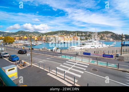 Eine Zusammenstellung der Boote und Wasserfahrzeuge im alten Hafen von Port Lympia in der Stadt Nizza Frankreich, am Mittelmeer und an der Französischen Riviera. Stockfoto