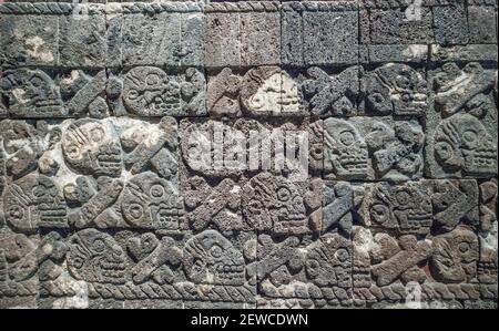 Rekonstruktion Steinrelief der aztekischen Opferschädel Anthropologie Museum, Mexiko-Stadt, Mexiko Stockfoto