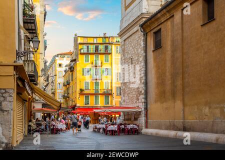 Ein lebhafter Nachmittag am Place Rossetti, während Touristen die Cafés und Geschäfte in der farbenfrohen Vieux Altstadt von Nizza, Frankreich an der französischen Riviera, genießen. Stockfoto