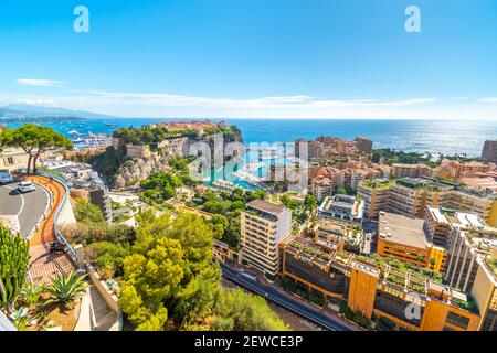 Blick auf das Mittelmeer, den Jachthafen, Häfen, Städte von Monte Carlo und Fontvieille, und den Felsen von Monte Carlo, Monaco, von der exotischen Gärten Stockfoto