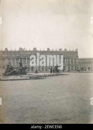 Antike Fotografie von c1900, Statue des Flusses Marne im Parterre d'Eau des Schlosses von Versailles, Frankreich. QUELLE: ORIGINALFOTO Stockfoto