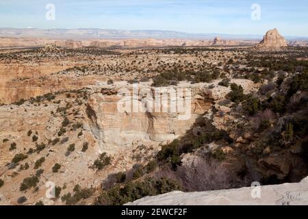 Chimney Rock und die zerklüftete Landschaft des San Rafael Swell, Utah. Stockfoto