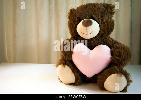 Mother's Day Teddybär und rosa Rosen oder andere Blumen wie Tulpen. Es ist für Mutter an verschiedenen Tagen in vielen Teilen der Welt gefeiert, Stockfoto