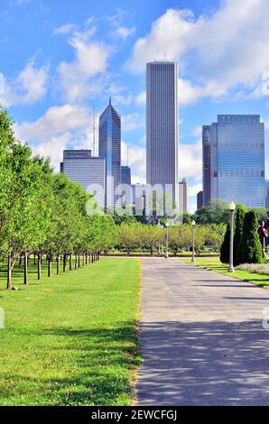 Chicago, Illinois, USA. Ein Teil der North Loop Skyline in Chicago hinter der Grünfläche des Grant Park. Stockfoto