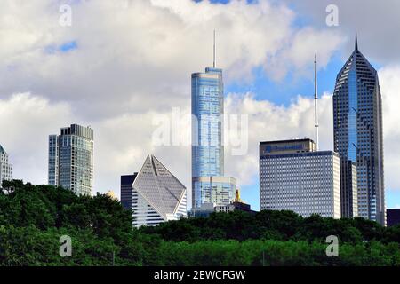 Chicago, Illinois, USA. Der teilweise bewölkte Himmel über Chicago sorgt für fleckiges Sonnenlicht auf einem Teil der Skyline der Stadt. Stockfoto