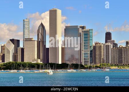 Chicago, Illinois, USA. Ein Segelboot in der Nähe von Monroe Street Harbour führt in den Lake Michigan zum offenen Wasser und bietet einen Vordergrund zu einem Teil der Skyline Stockfoto