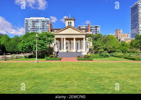 Chicago, Illinois, USA. Das Henry B. Clarke House in Chicago ist von der nahe Südseite der Stadt umgeben. Das Haus wurde um 1836 gebaut. Stockfoto