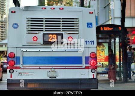 Chicago, Illinois, USA. Ein CTA-Bus, der an einer Bushaltestelle auf der State Street in der Innenstadt von Chicago ankommt. Stockfoto