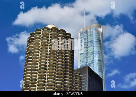 Chicago, Illinois, USA. Gegensätzliche architektonische Stile und Epochen koexistieren entlang der North Bank auf den Chicago River. Stockfoto