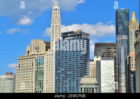 Chicago, Illinois, USA. Kontrastierende Architekturstile gibt es im Überfluss, da Epochen entlang des Südufers des Chicago River nebeneinander existieren. Stockfoto