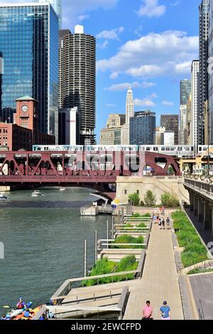 Chicago, Illinois, USA. An einem Sommerwochenende am Nachmittag ist viel los auf, entlang und über dem Chicago River. Stockfoto