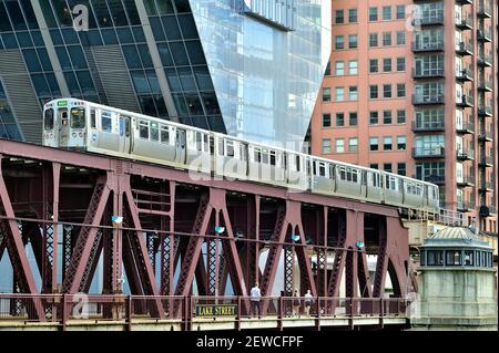 Chicago, Illinois, USA. Ein Chicago CTA Green Line S-Bahn, der den Chicago River auf der Lake Street Bridge überquert. Stockfoto