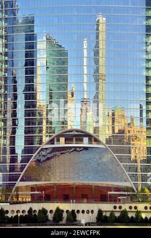 Chicago, Illinois, USA. River Point spiegelt andere Wolkenkratzer in der Skyline von Chicago von seiner gebogenen Glasoberfläche. Stockfoto